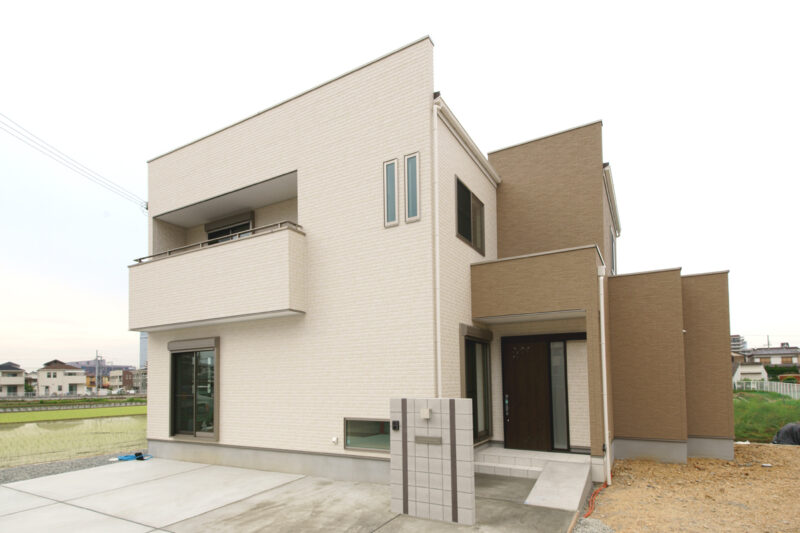 Ｓ様邸　家の顔である玄関にゆとりをもたせたシンプルモダン邸宅