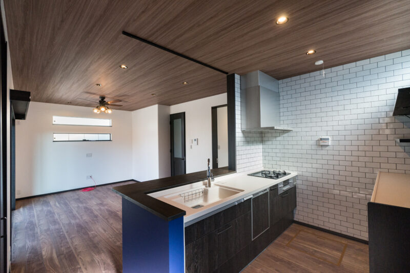 Ｎ様邸　こだわりのキッチンタイルと照明◎クールでモダンな邸宅