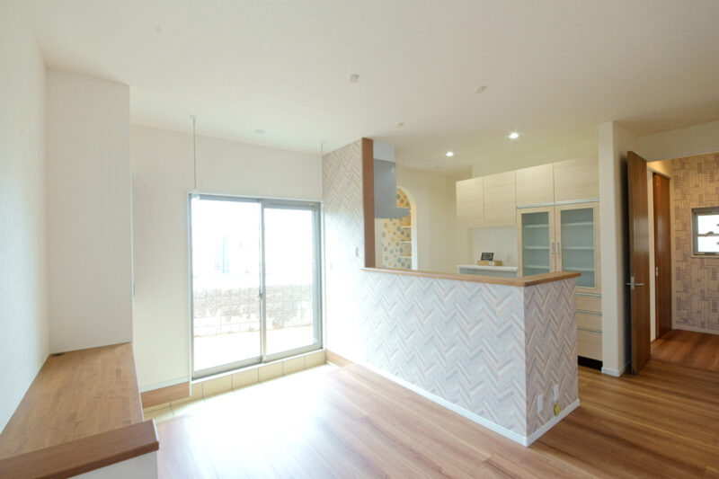 Ｆ様邸　玄関の吹抜があたたかくお出迎え。 壁紙に遊び心を取り入れたオシャレ邸宅