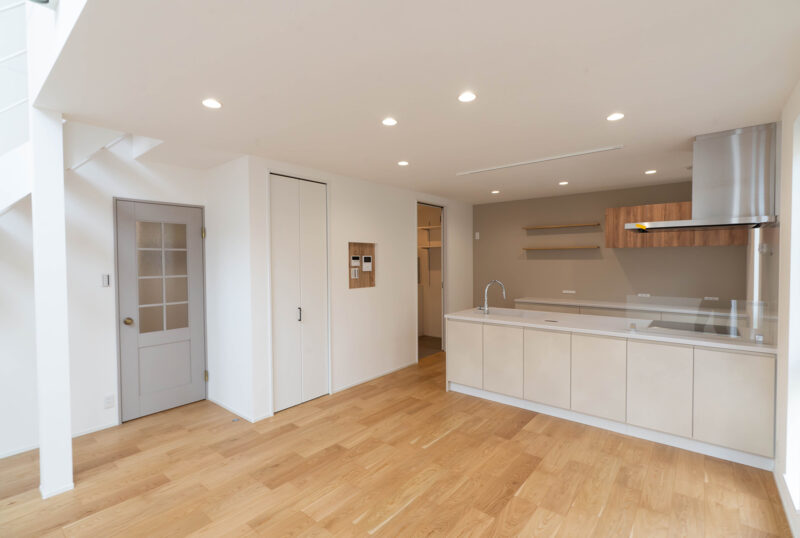 Ｋ様邸　スケルトン階段と吹抜けがおしゃれで明るいリビングを演出♪