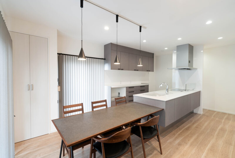 Ｙ様邸　横並びダイニングで配膳や片付けをスムーズに。収納スペース豊富で家事が楽な住まい