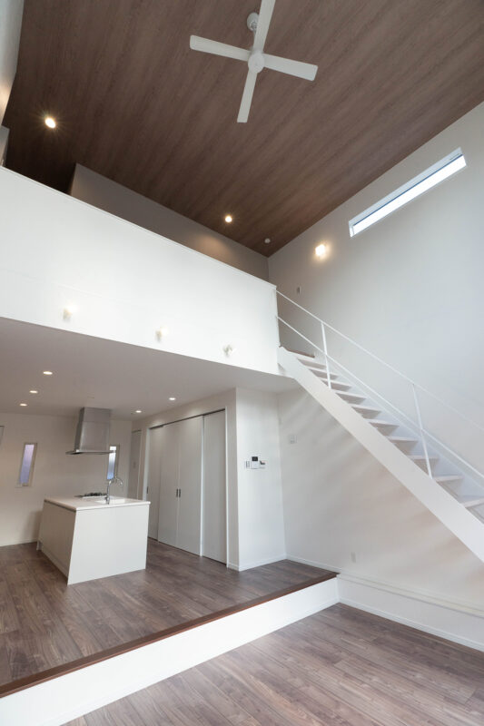 M様邸　吹抜けと大きな窓で開放感あふれるリビング！すっきり片付く収納力抜群の邸宅