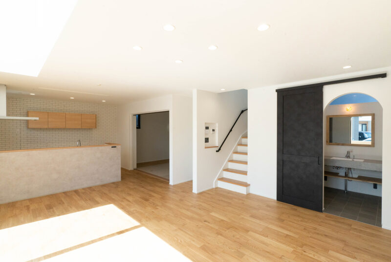 Ｓ様邸　大きな窓から光が差し込む明るく心地よいリビング。こだわりの内装が映える邸宅