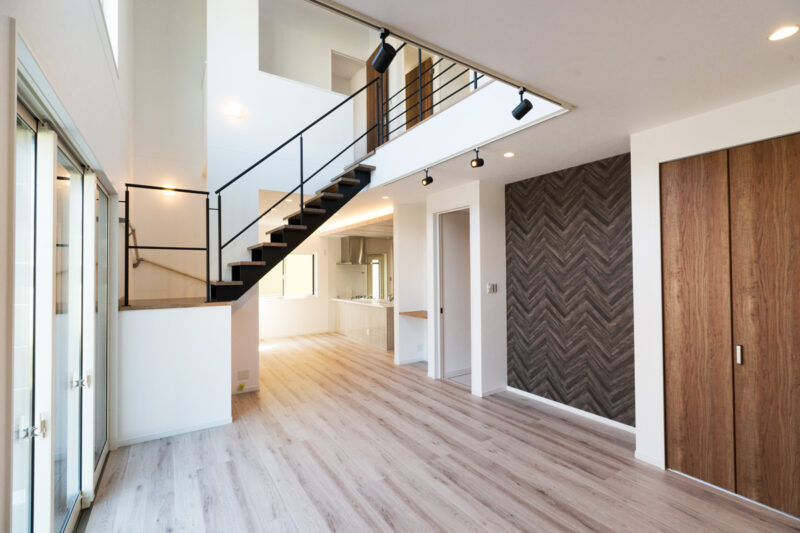 Ａ様邸　リビング階段で家族とのコミュニケーションを大切に、内装は木目感を基調とした邸宅