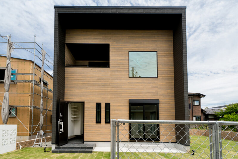 Ｎ様邸　キッチンから庭へと続く大開口の窓◎アウトドアリビングが魅力的な邸宅