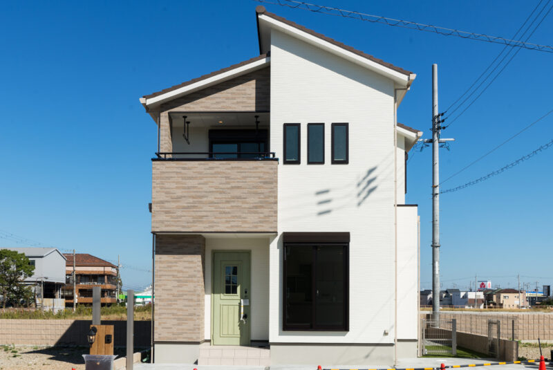 Ｆ様邸　白を基調としたLDK。大きな窓から光を取り込み開放感のある邸宅