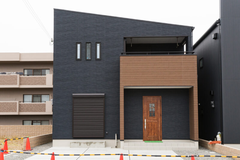 Ｔ様邸　アイアン手すりのリビング階段と小上がりのタタミコーナーがつづくＬＤＫが開放的な邸宅