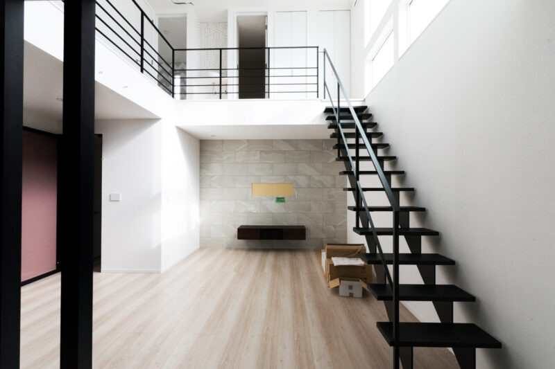 Ｙ様邸　リビングの天井部分を取り払い、上下階の空間をつなげた「吹き抜け」のある邸宅