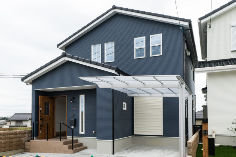 Ｙ様邸　オシャレな洗面台にかっこいいキッチン！開放的な吹き抜け玄関のある邸宅