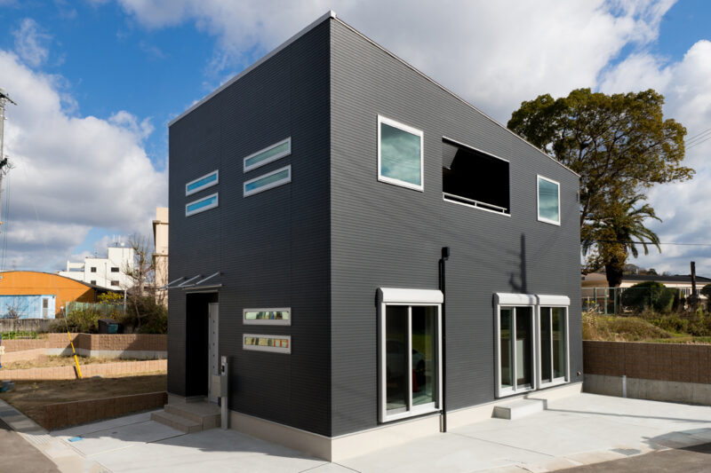 Ｉ様邸　ダークカラーで纏めた、スッキリシンプルな箱の邸宅