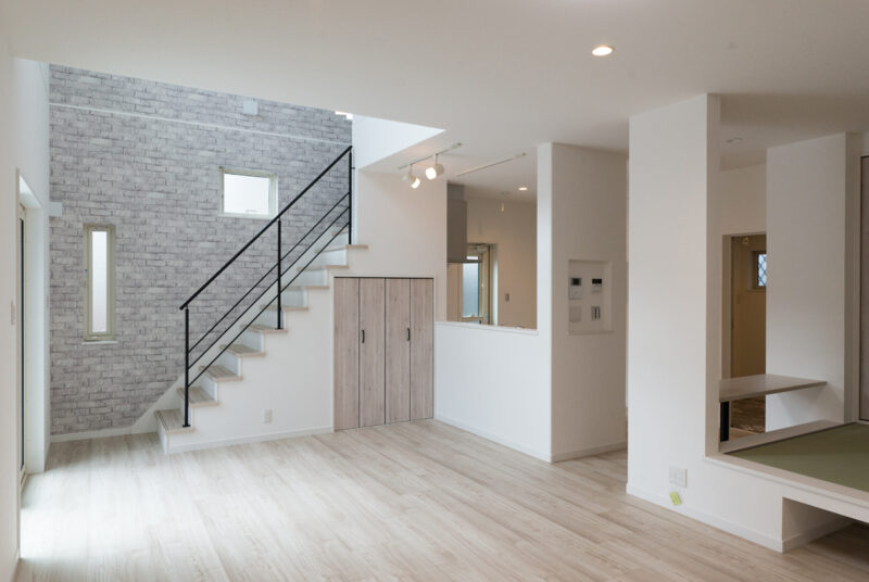 Ｗ様邸　リビングに寛ぎの小上がり和室がある邸宅