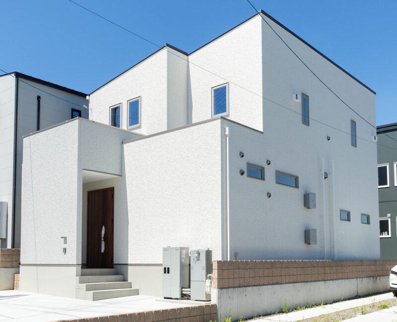 Ｙ様邸　吹抜けで明るく開放的なリビング。白を基調とした邸宅