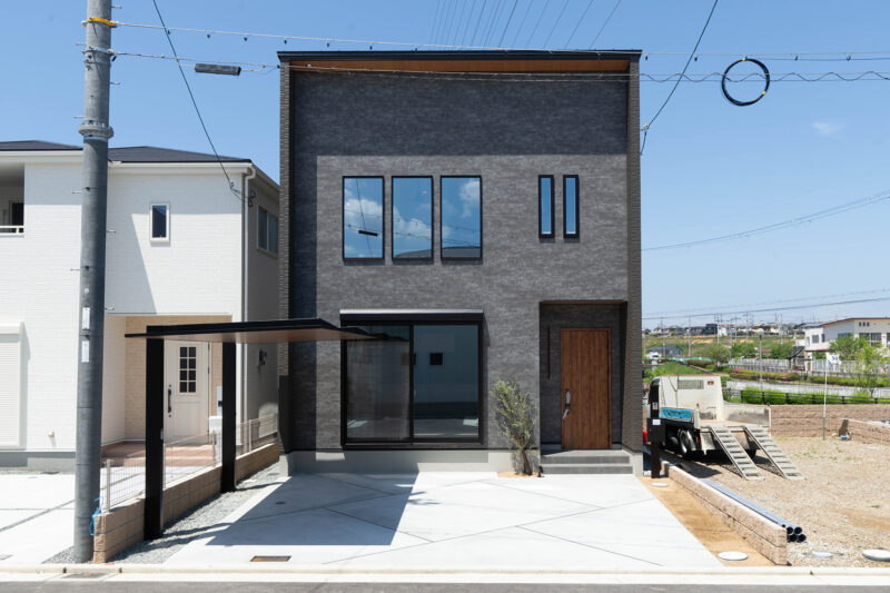 M様邸　こだわりの照明×アクセントクロスで唯一無二のおしゃれな邸宅