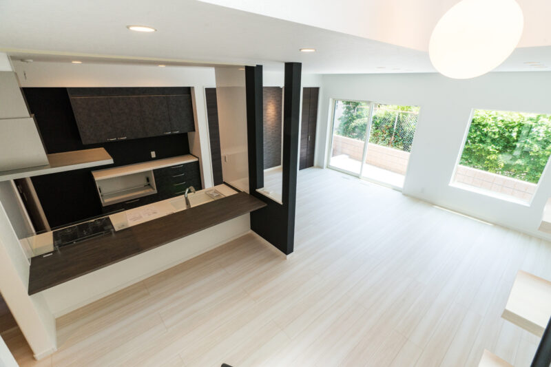 Ｎ様邸　ステップダウンフロアで魅せるキッチン。ラグジュアリー＆スタイリッシュな邸宅