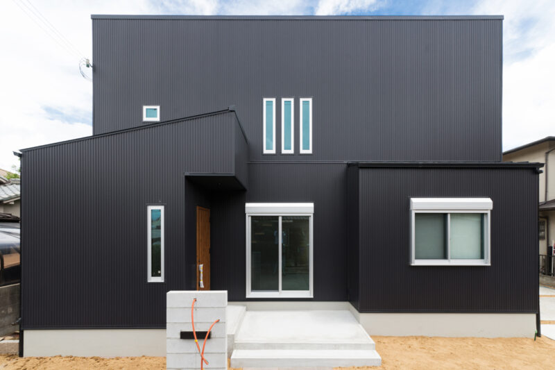 Ｓ様邸　外観はシックにかっこよく。造作洗面台やトイレ、おしゃれにこだわった邸宅