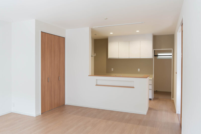 Y様邸　玄関・リビング直結の水回りで家事も身支度もスムーズに。収納が豊富で快適な住まい