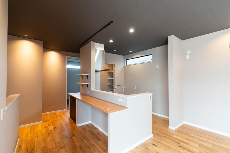 Ｋ様邸　開放的でコミュニケーションが取りやすい、大きな窓から光が差し込む平屋