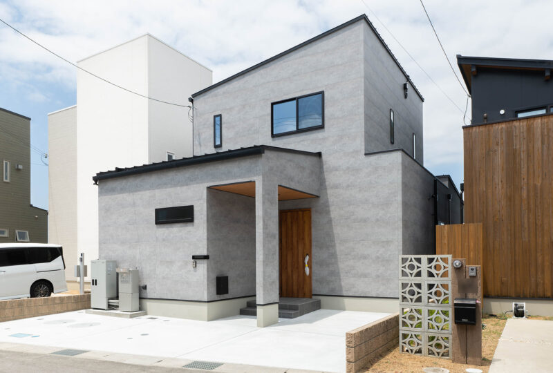 M様邸　開放的な中庭とステップダウンリビングで奥行きを演出。メリハリある寛ぎ空間