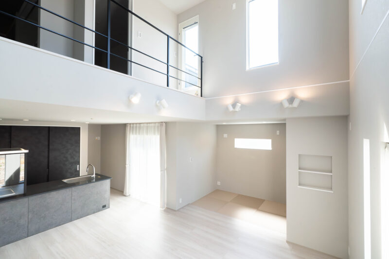 K様邸　リビング吹抜けとアイアン手摺が叶える、デザイン性と家族を近くに感じる住まい