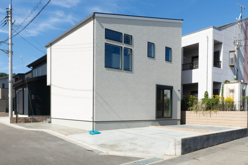 光あふれる立体的な空間と、飽きのこないシンプルな佇まい【塩屋５丁目４号地】