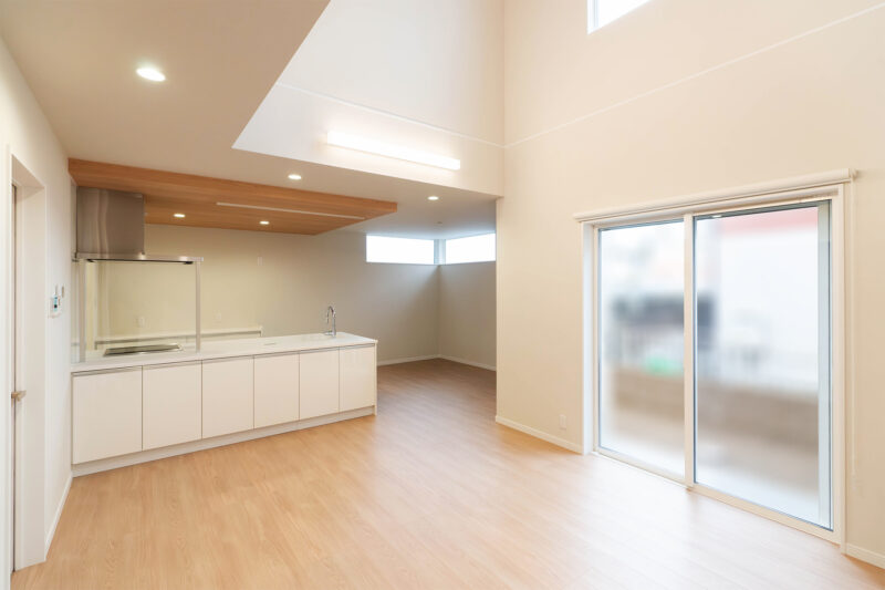 Ｏ様邸　リビングと玄関に吹抜けがある、開放的で自然光あふれる住まい