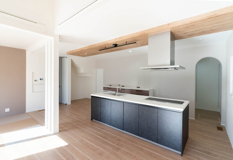 K様邸　吹抜け×アイランドキッチンが生む、家族が繋がる開放空間