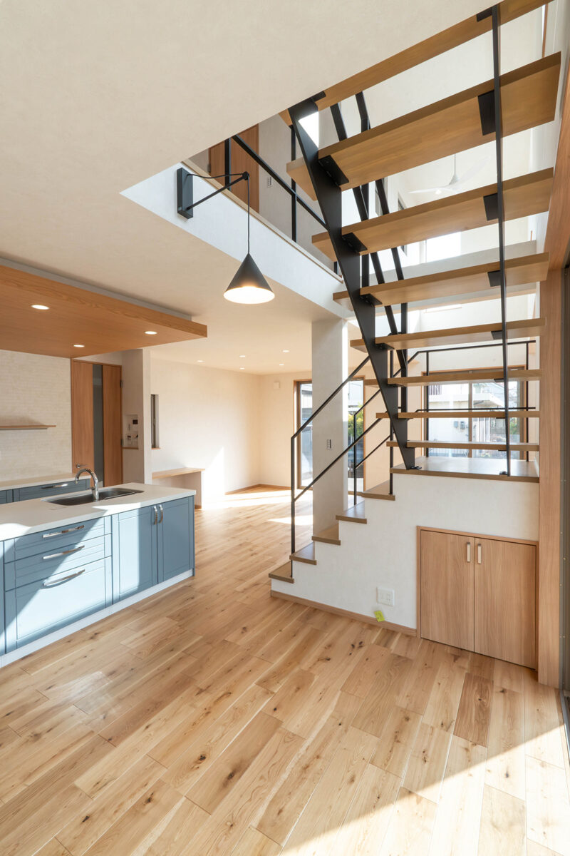 M様邸　自然光がやさしく差し込む、木目が美しく調和する邸宅