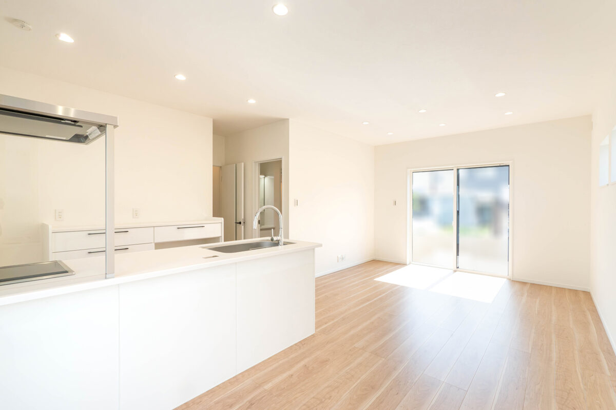 N様邸　吹抜けの開放感と白の旋律。光とゆとりを纏う邸宅