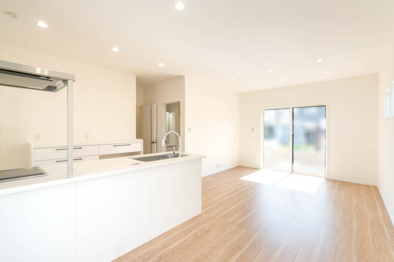 N様邸　吹抜けの開放感と白の旋律。光とゆとりを纏う邸宅