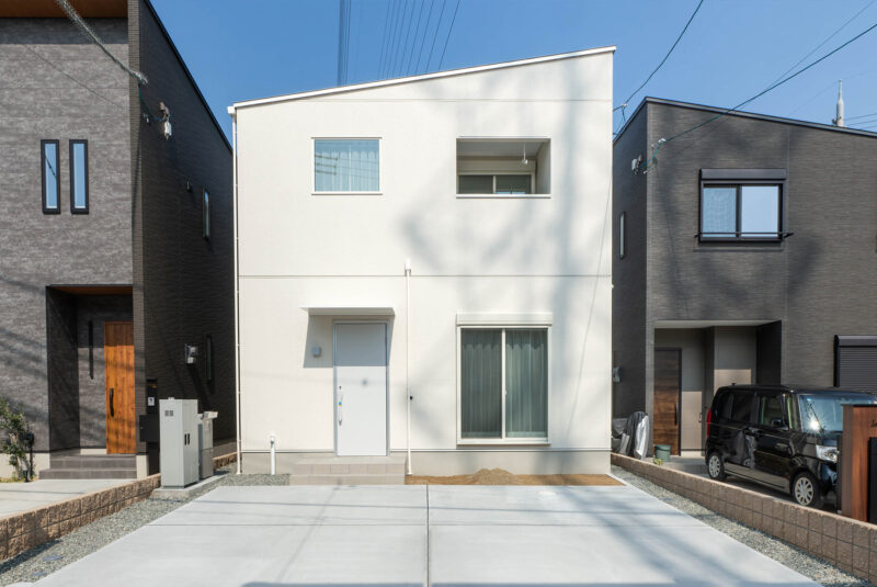 M様邸　「白と光のコントラストが奥行きをもたらす住まい」